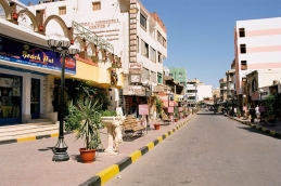 1200px Bazaar_Street,_El_Dahar,_Hurghada,_Egypt,_Oct_2004