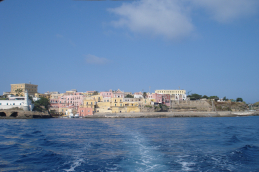 Isola_di_Ventotene_(porto_Romano)_dal_mare