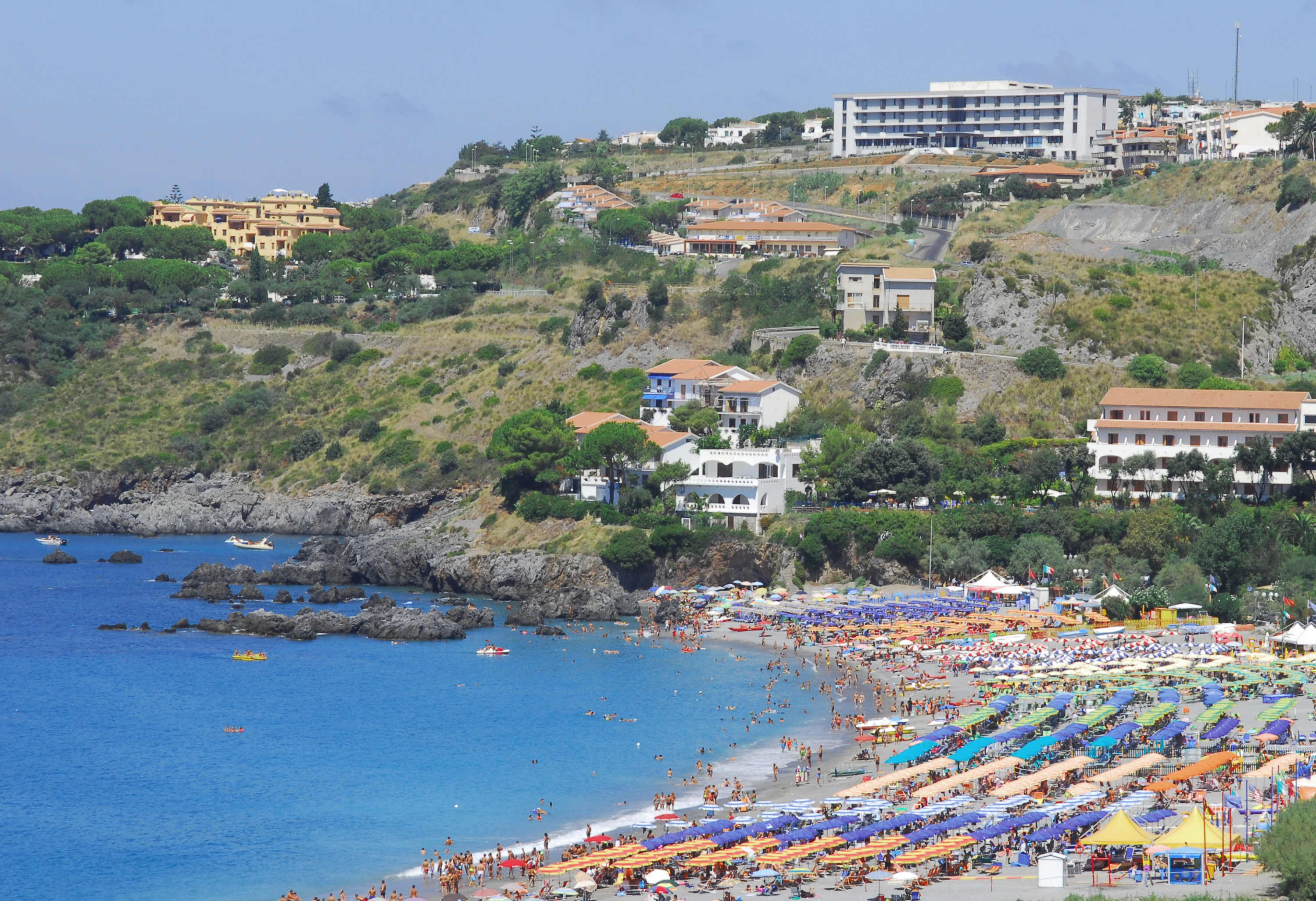 Скалея италия. Тирренское море Италия Скалея. Scalea Beach. Скалея летом. Море в Скалее.