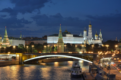 Moscow_Kremlin_and_Bolshoy_Kamenny_Bridge_late_evening_01