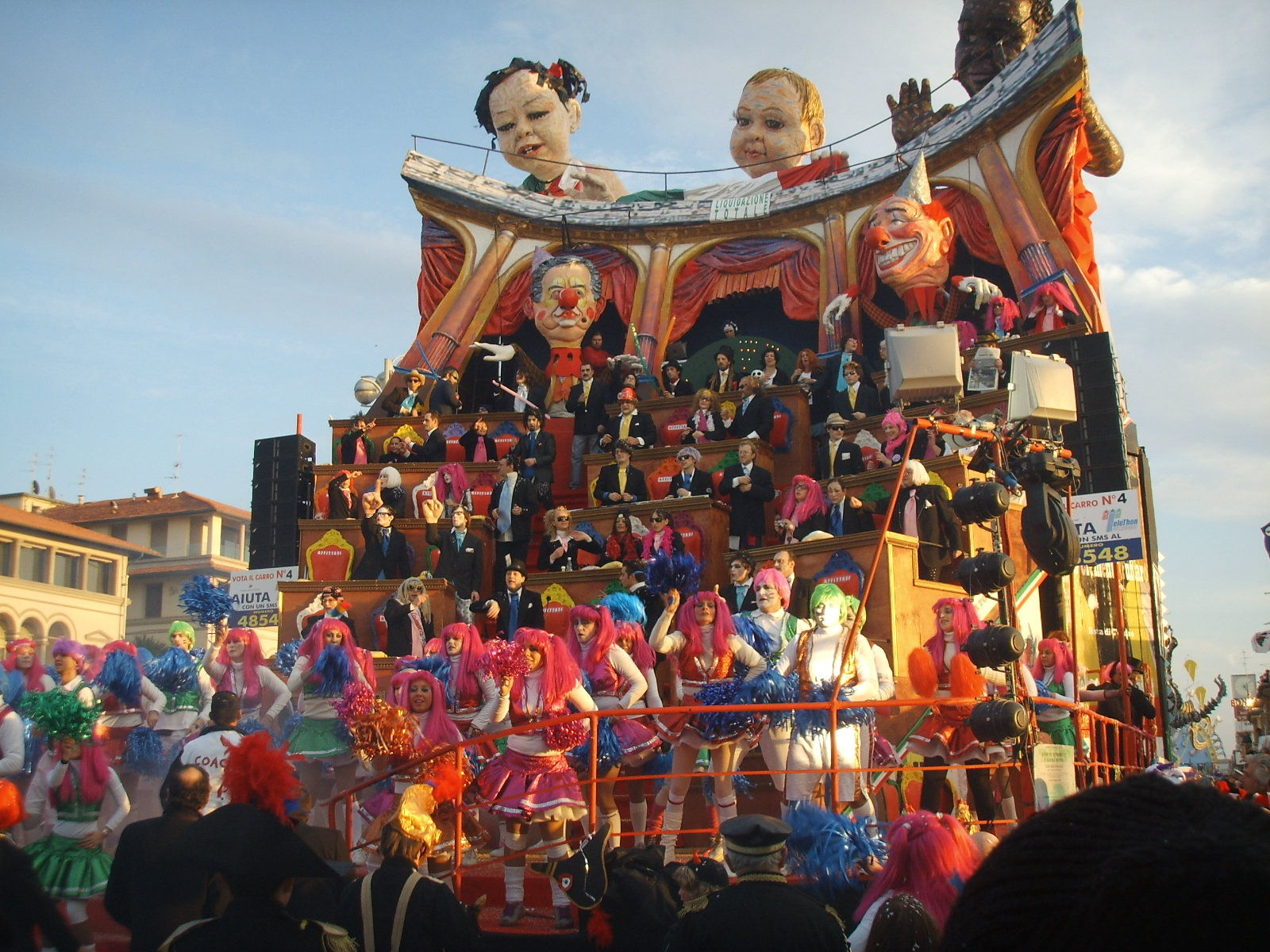 Традиции италии. Карнавал в Виареджо Тоскана. Италия Viareggio Carnevale. Виареджио фестиваль. Ежегодный карнавал в Виареджо, Италия.