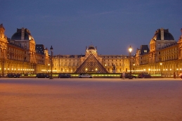 Louvre_at_night_centered