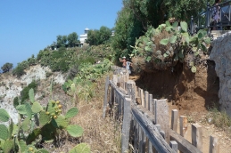 Sentiero_panoramico_a_Capo_Vaticano_con_faro